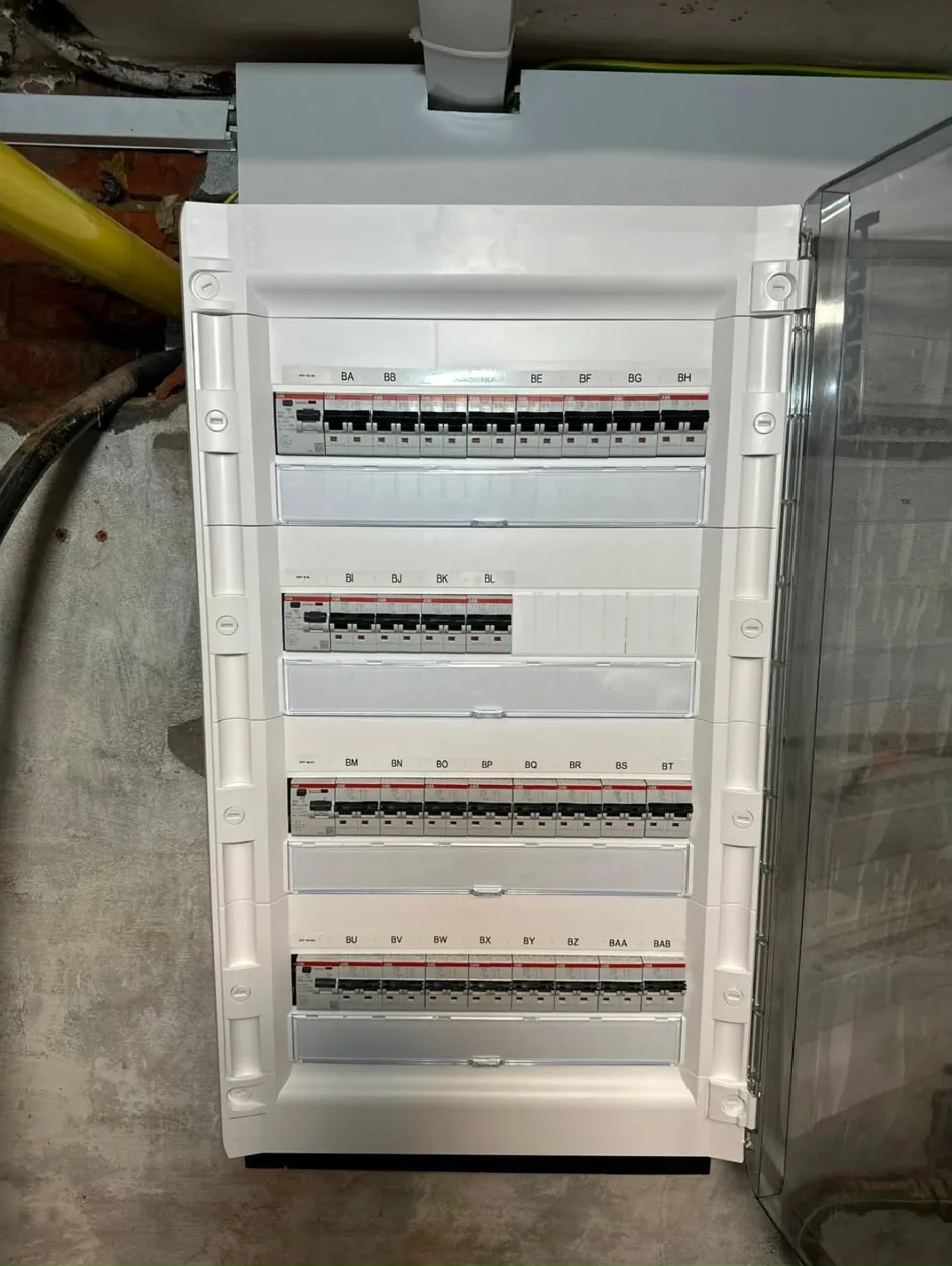 Nieuw verdeelbord in een kelder met vier rijen automaten, elke kring voorzien van een letterlabel
